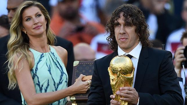 Carles Puyol entrega la Copa del Mundo Carles Puyol entrega la Copa del Mundo