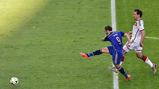 Tremendo fallo de Higua�n