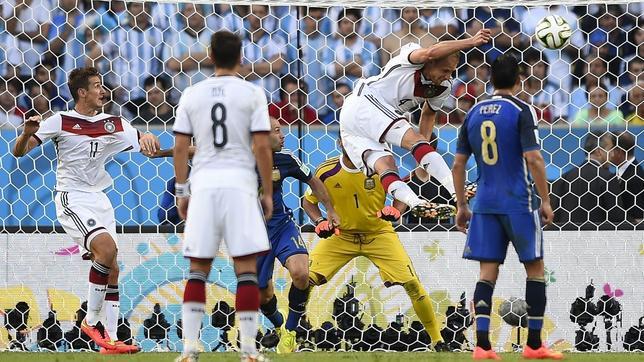 H�wedes estrella el bal�n al palo al filo del descanso