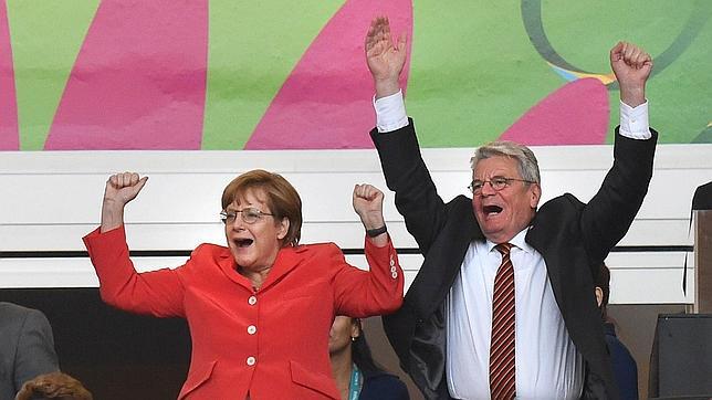 Angela Merkel canta como gol un bal�n al palo de Alemania