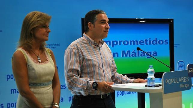 Esperanza O�a y El�as Bendodo, ayer en rueda de prensa / ABC