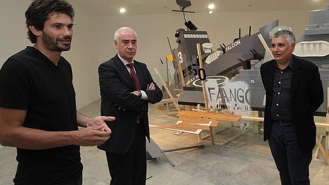 El artista Rodr�go Mart�n Freire junto al consejero Luciano Alonso y el director del CAAC, Antonio �lvarez Reyes