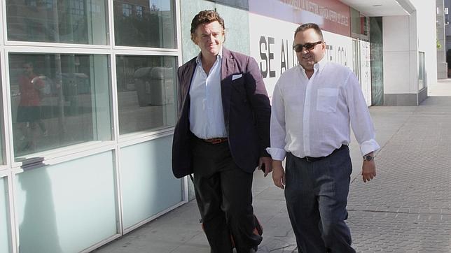 El principal acusado, Jos� Salas (a la derecha) junto a su abogado