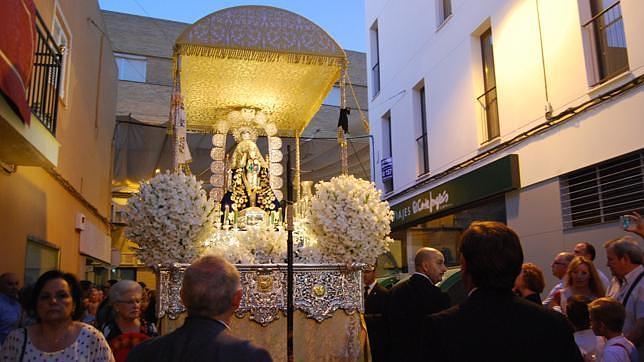 Santa Ana en su paso de tumbilla durante la procesi�n de este a�o 