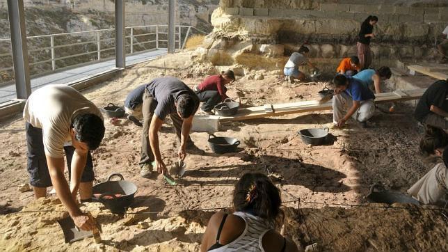 Excavación en los yacimientos de Orce, donde ha aparecido el cementerio de elefantes