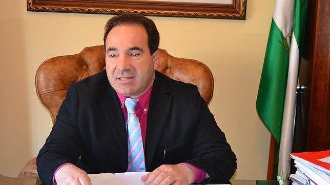 Vicente Valero (PP) en su despacho de la alcald�a de Churriana de la Vega