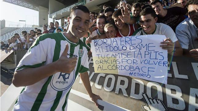 Borja Garc�a sube un dedo durante su presentaci�n con el C�rdoba