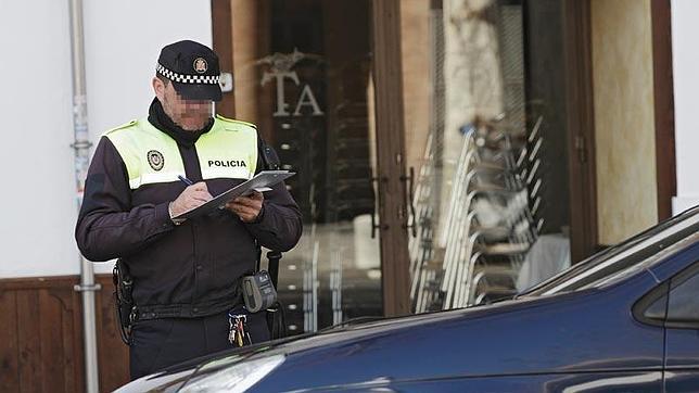 Un polic�a local poniendo una multa