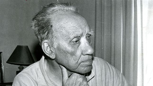 Una imagen del poeta Juan Sierra en su domicilio del barrio Le�n