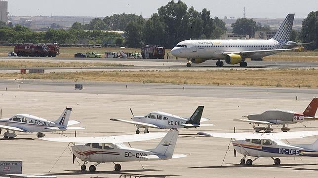 Varias avionetas y un avi�n en el aeropuerto de San Pablo