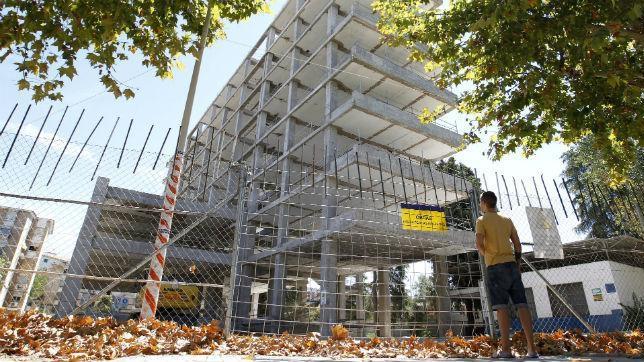 Un joven observa las obras en el edificio de la antigua Escuela de Magisterio de Córdoba 