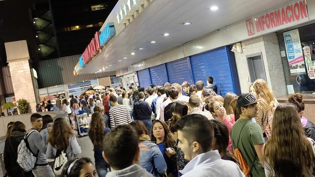 Colas en los cines Nervi�n Plaza en la �ltima fiesta del cine