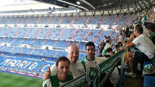 Varios miembros de la ciberpe�a Cordobamania posan en el Santiago Bernab�u en el primer partido de esta Liga 
