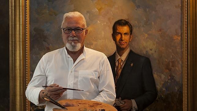 El pintor Fernando Gonz�lez, junto al retrato del Rey Felipe VI