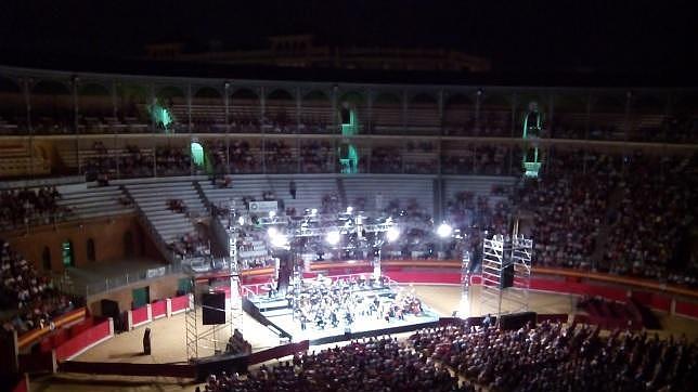 Inicio del concierto de la OCG en la Plaza de Toros de Granada