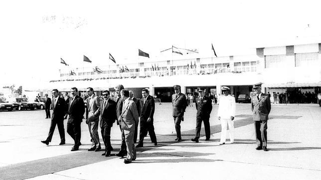 Las autoridades a pie de pista esperando el avi�n de Hassan II