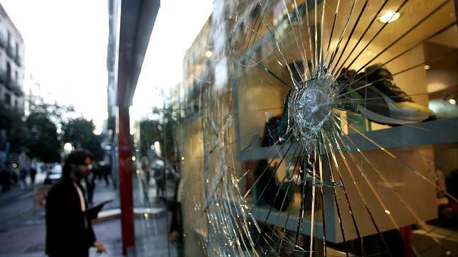 Imagen de un escaparate roto por un golpe