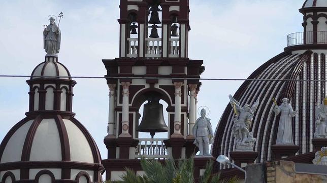 Las curiosas estatuas de la iglesia de El Palmar de Troya