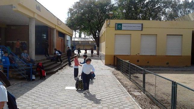 Alumnos en la entrada del colegio Capitn General Julio Coloma Gallegos