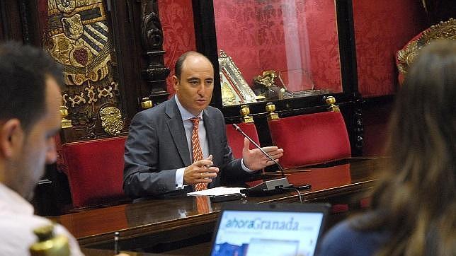 El concejal de Cultura, Juan Garca Montero, durante la presentacin de los candidatos al Premio de Poesa Lorca