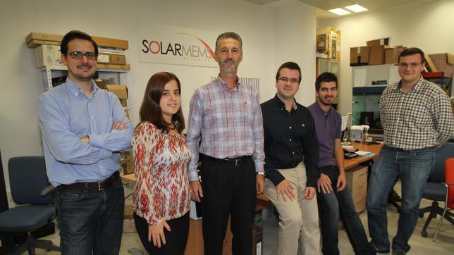 José Manuel Quero, presidente de Solar Mems (en el centro de pie)  con su equipo