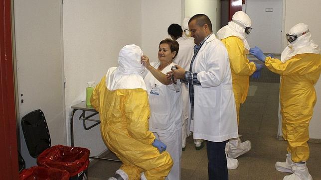 Protocolo del ébola en Andalucía: Habitaciones de aislamiento y ambulancias esterilizadas