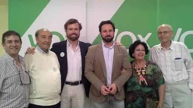 Los miembros de Vox en Estepona, con Santiago Abascal