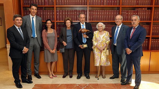 Juan Francisco Iturri sostiene el Premio, junto a su madre y presidenta del Grupo, Mar�a Luisa Franco, y otros familiares