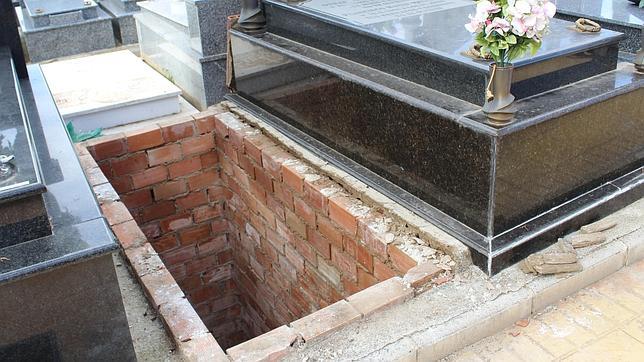 Tumba abierta en el cementerio de Albend�n donde cayeron dos mujeres