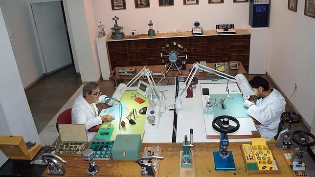 El relojero Jos Manuel Tirado Ortega, en el taller junto a su hijo Carlos