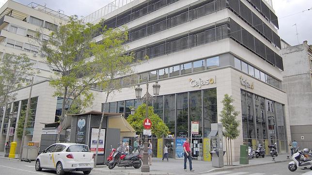 Edificio de Cajasol en la calle Lara�a