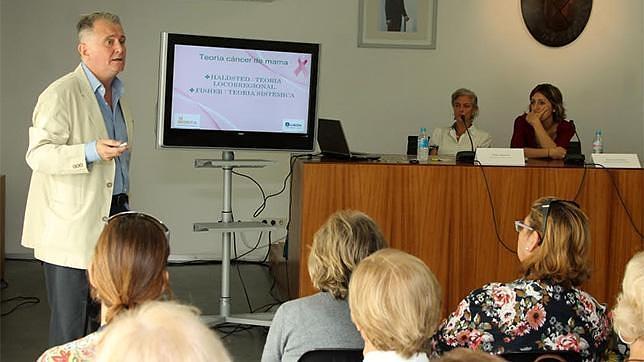 El doctor Villanueva durante su exposici�n