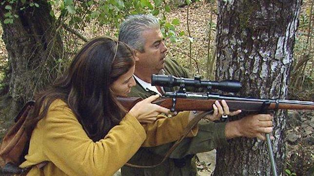 Una cazadora y su acompaante en el puesto de una montera