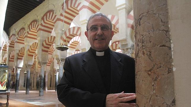 Manuel P�rez Moya, en el interior de la Catedral