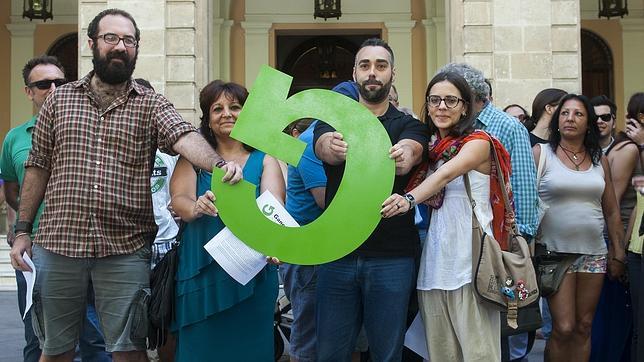 A la izquierda, Curro García, sosteniendo el logo de Ganemos Sevilla junto a Isabel Ulloa, Rubén Sánchez e Idaira Sanabria