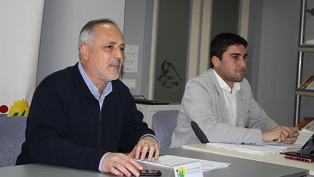 El dirigente de Izquierda Unida, Ismael Sánchez (derecha), junto al portavoz local del grupo, José Manuel García