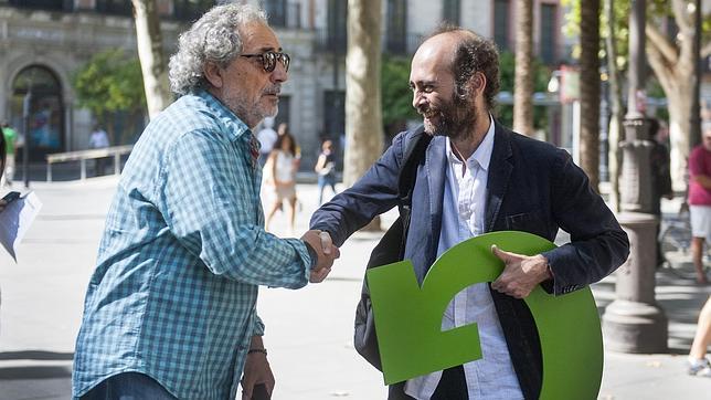 Pérez de Lama saludando a José Chamizo el día que Ganemos Sevilla fue presentado en sociedad