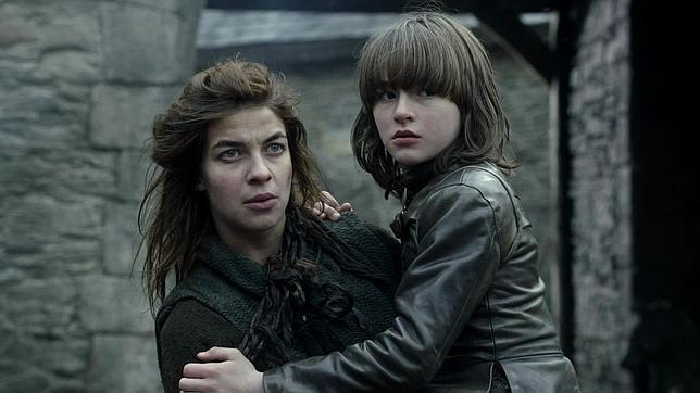 Natalia Tena, interpretando el papel de Osha en Juego de Tronos. En la imagen, sosteniendo en brazos a Bran Stark (Isaac Hempstead-Wright)