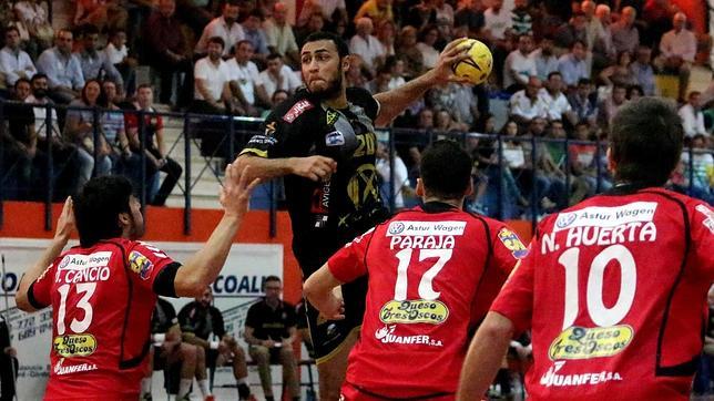 El egipcio El-Bohy ha lanza a porter�a ante el Juanfersa Gij�n