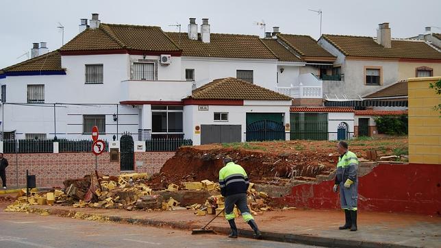 Parte del muro ca�do en el colegio Giner de los R�os