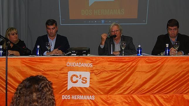 Javier Nart, junto al resto de conferenciantes en Dos Hermanas 