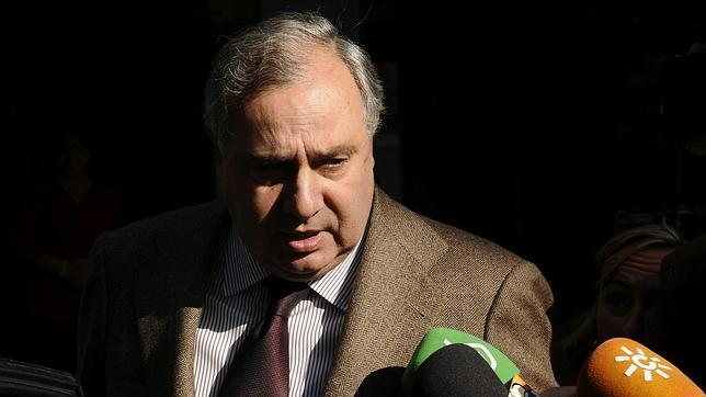 Fernando Mart�nez de Irujo, hijo de la duquesa de Alba, a su salida de la Cl�nica Quir�n