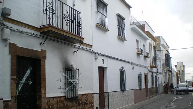 Vivienda de Arahal en la que se origin� el incendio la semana pasada