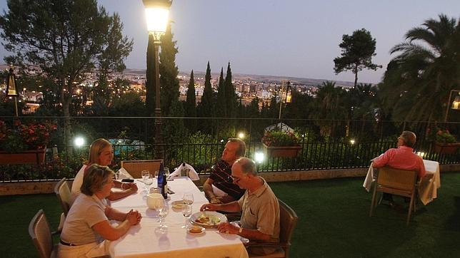 Terraza exterior del Parador de la Arruzafa con vistas a C�rdoba