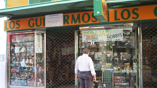 Un hombre en el escaparate de la tienda original de Los Guillermos 