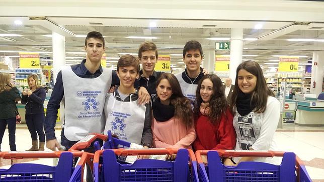 Un grupo de voluntarios alumnos de la ESO del colegio Almanzor en Carrefour La Sierra