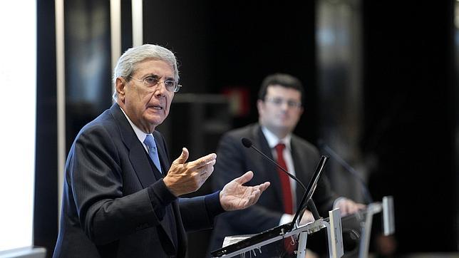 El presidente de Jazztel, durante su intervenci�n con el director de ABC C�rdoba al fondo