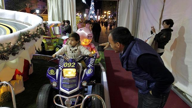 Un niño disfruta del parque infantil en El Bulevar