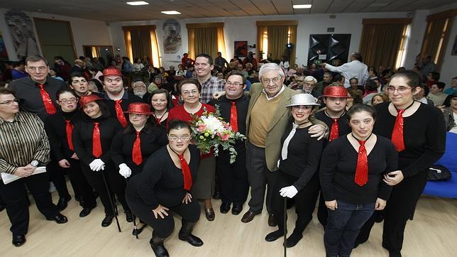 Juan P�rez Mar�n, ayer, junto a un grupo de alumnos de Promi, tras el homenaje