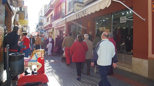 Ambiente en una calle comercial del centro de Dos Hermanas